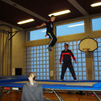 Trampolinspringen begeisterte Grundschüler